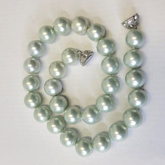 Faux Pearl choker Necklace, Bib Coquette Necklace with Magnetic Clasp - Picture 2 of 7